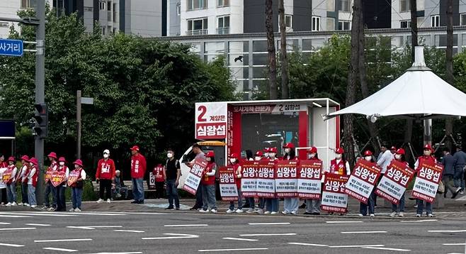 ▲ 21일 오후 6시쯤 인천 계양구 임학사거리에서 열린 국민의힘 심왕섭 후보 출정식에서 선거운동원들이 시민들에게 인사하며 유세를 펼치고 있다. /김도엽 수습기자 ypypp@incheonilbo.com