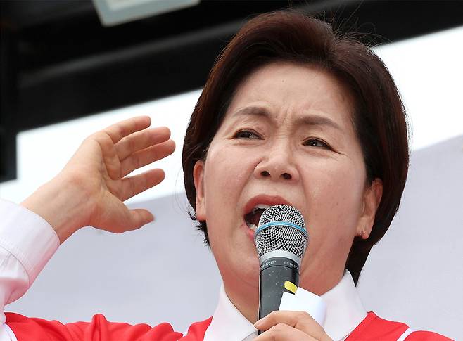 ▲ 제9회 전국동시지방선거 공식 선거운동이 시작된 21일 오전 수원특례시 팔달구 남문시장 앞에서 양향자 경기도지사 후보가 출정식을 열고 공약 발표를 하고 있다./전광현 기자 maggie@incheonilbo.com