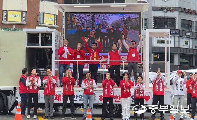 21일 오후 2시 김대영 국민의힘 안양시장 후보 및 시도의원 후보들이 안양역 일대에서 출정식을 열고 있다. 정현 기자