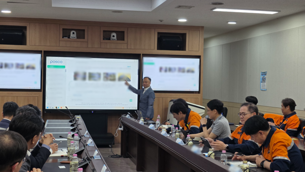 포스코 광양제철소에서 신규로 개발된 "설비관리 GPT 2.0" 서비스의 사용 방법을 설명하고 있다. 포스코 제공