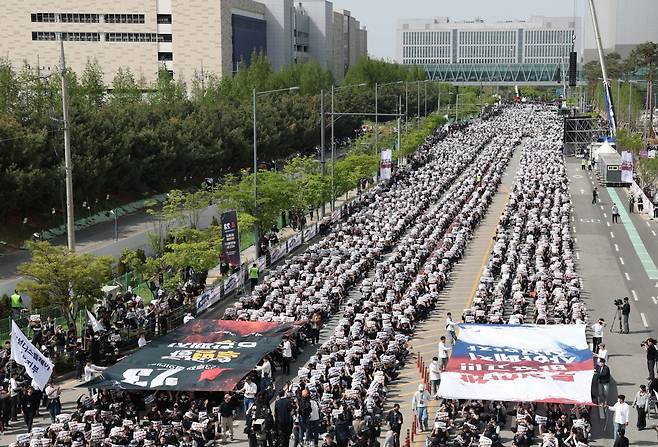 23일 경기 평택시 삼성전자 평택캠퍼스 앞에서 삼성전자 노동조합 공동투쟁본부 조합원들이 투쟁결의대회를 갖고 있다. 신태현 기자 holjjak@