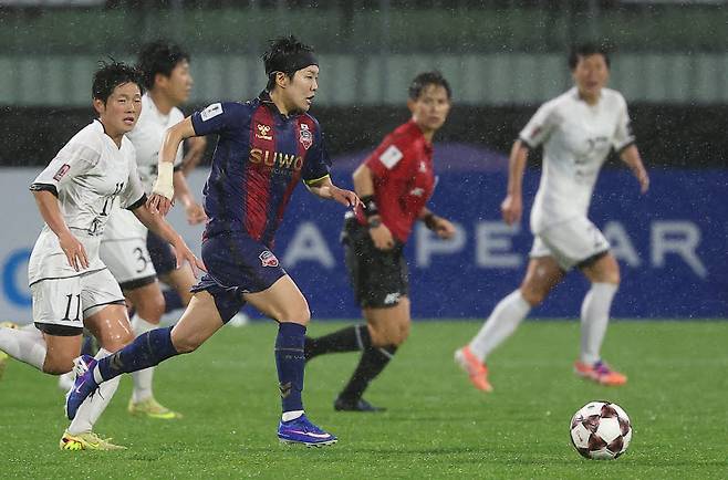 20일 수원 장안구 수원종합운동장에서 열린 아시아축구연맹(AFC) 여자 챔피언스리그(AWCL) 4강 수원FC 위민과 내고향여자축구단의 경기. 수원 지소연이 공을 몰고 있다. 사진=연합뉴스