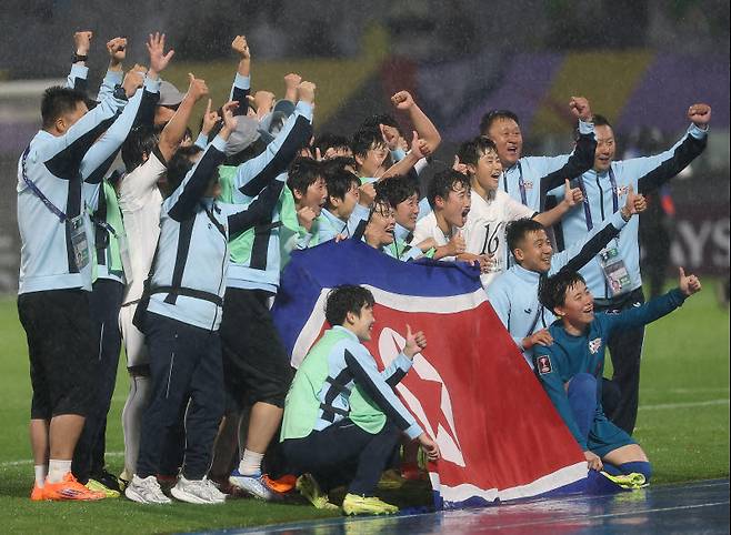 20일 수원 장안구 수원종합운동장에서 열린 아시아축구연맹(AFC) 여자 챔피언스리그(AWCL) 4강 에서 수원FC 위민에 승리한 내고향여자축구단이 경기 후 인공기를 들고 환호하고 있다. 사진=연합뉴스