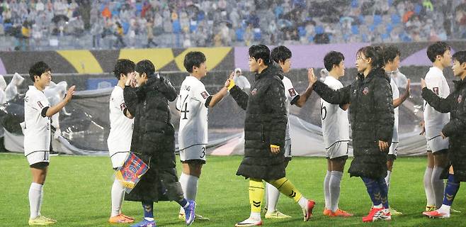 20일 수원 장안구 수원종합운동장에서 열린 아시아축구연맹(AFC) 여자 챔피언스리그(AWCL) 4강 수원FC 위민과 내고향여자축구단의 경기. 양 팀 선수들이 경기 전 인사하고 있다. 사진=연합뉴스