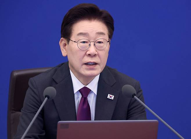 이재명 대통령이 21일 청와대에서 열린 수석보좌관회의에서 발언하고 있다. 〈사진=연합뉴스〉