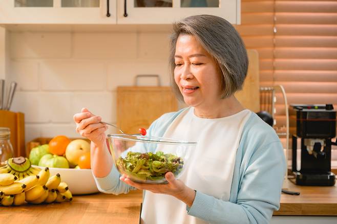 저녁에는 채소 위주의 가벼운 식사가 열량 부담이 덜하다. 사진=게티이미지뱅크