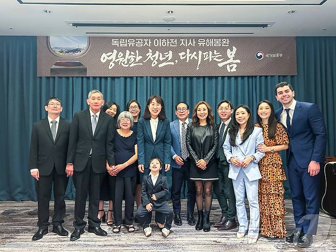 강윤진 국가보훈부 차관이 지난달 23일 오후 서울시 용산구 드래곤시티에서 열린 독립유공자 고(故) 이하전 지사 유족 위로연에 참석하여 유가족들과 함께 기념 촬영을 하고 있다.(국가보훈부 제공. 재판매 및 DB 금지) 2026.4.23 ⓒ 뉴스1