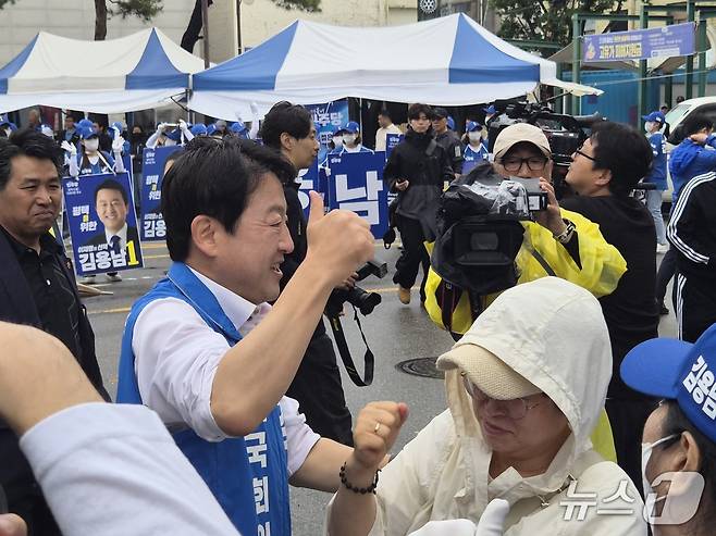 김용남 더불어민주당 평택을 국회의원 재선거 후보가 21일 오후 경기 평택시 안중읍 안중시장에서 공식선거운동 출정식을 열고 지지자들과 하이파이브를 하고 있다. 2026.5.21/뉴스1 ⓒ 뉴스1 김기현 기자
