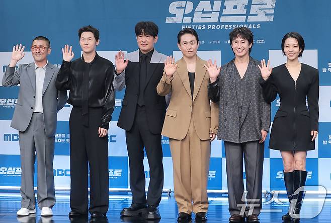 한동화 감독(왼쪽부터)과 배우 이학주, 허성태, 오정세, 신하균, 김신록이 21일 서울 마포구 상암동 MBC에서 진행된 드라마 '오십프로' 제작발표회에 참석해 인사말을 하고 있다. '오십프로'는 평범해 보여도 끗발 좀 날리던 세 남자가 운명에 의해 다시 움직이게 되는 이야기로, 세상에 치이고 몸은 녹슬었을지언정 의리와 본능만은 여전한 인생의 50%를 달려온 진짜 프로들의 짠물 액션 코미디다. 2026.5.21 ⓒ 뉴스1 권현진 기자