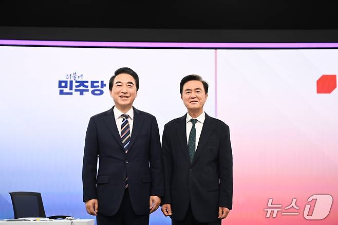 박수현 후보(왼쪽)와 김태흠 후보가 토론에 앞서 기념촬영을 하고 있다.(독자 제공. 재판매 및 DB금지)/뉴스1