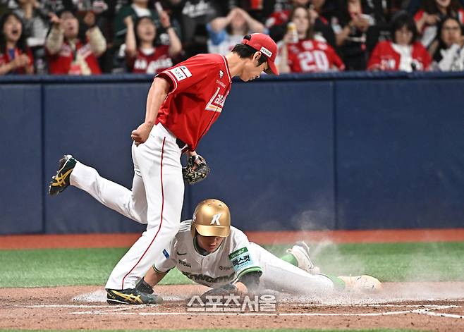 키움 서건창(아래)이 19일 서울 고척스카이돔에서 열린 2026 KBO리그 SSG전 2회말 2사 만루 상황에서 SSG 선발 타케다의 폭투에 3루에서 홈으로 파고들어 득점을 하고 있다. 2고척 | 박진업 기자 upandup@sportsseoul.com