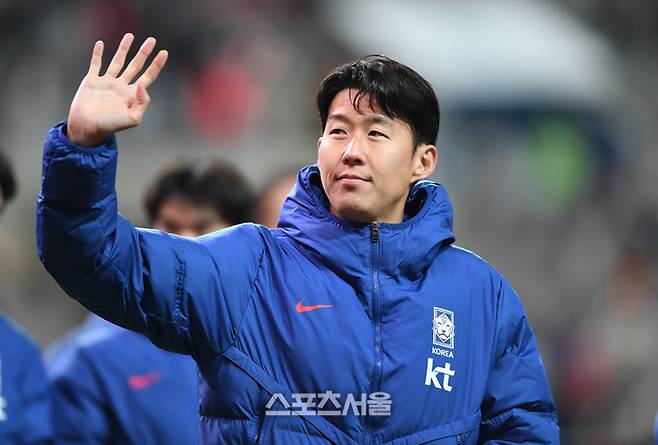 손흥민이 지난해 11월18일 서울월드컵경기장에서 열린 남자축구 국가대표 평가전 가나와 경기 후 관중에 인사를 하고 있다. 최승섭기자 thunder@sportsseoul.com