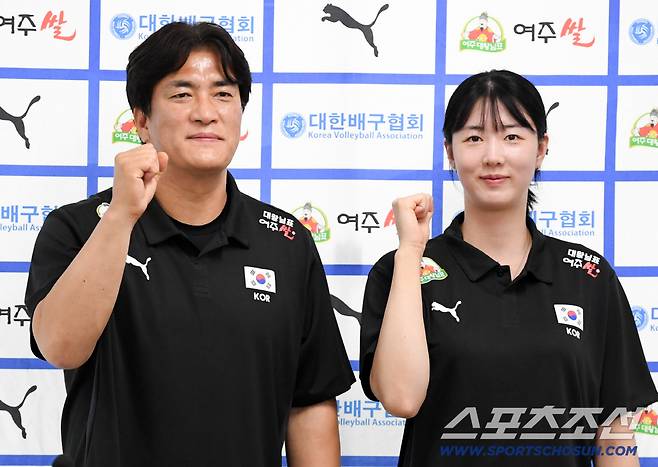 20일 서울 송파구 올림픽회관에서 열린 2026 한국 배구 국가대표팀 기자회견. 차상현 감독, 강소휘가 기념촬영을 하고 있다. 잠실=박재만 기자 pjm@sportschosun.com/2026.05.20/
