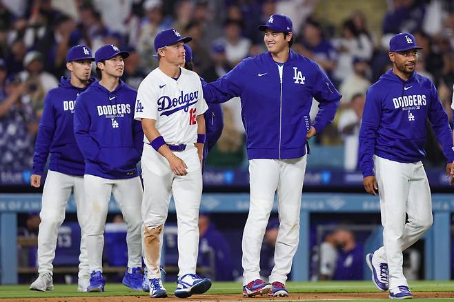 Los Angeles Dodgers pitcher Shohei Ohtani, center, reacts with Tommy Edman, Hyeseong Kim, Alex Call, and Mookie Betts, from left, after the team's win against the San Francisco Giants in a baseball game Thursday, May 14, 2026, in Los Angeles. (AP Photo/Ryan Sun)
<저작권자(c) 연합뉴스, 무단 전재-재배포, AI 학습 및 활용 금지>