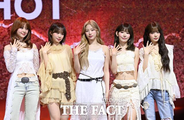 그룹 르세라핌의 허윤진 김채원 카즈하 사쿠라 홍은채(왼쪽부터)가 신곡 'BOOMPALA'의 두 번째 뮤직비디오 티저를 공개했다./더팩트DB