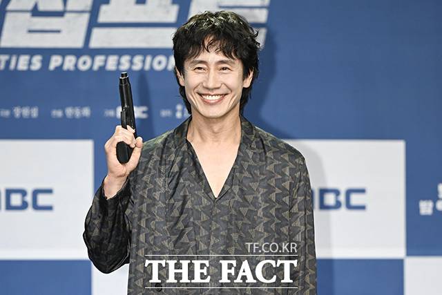배우 신하균은 "'오십프로'에 액션 장면이 많아서 복싱을 잠깐 배웠다"고 얘기했다. /송호영 기자