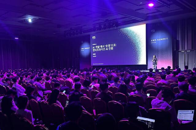 베스핀글로벌의 장형화 이사가 '헬프나우 AI 파운드리(HelpNow AI Foundry)'를 AWS 서밋 서울 2026에서 발표하고 있다. (사진=베스핀글로벌)