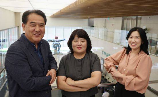 하나은행 외환손님마케팅부 김상봉 팀장(왼쪽부터)과 엄휘영 개인외환마케팅팀 팀장, 박혜령 외국인손님마케팅팀 과장이 아시아경제와 인터뷰를 마친 후 포즈를 취하고 있다. 2026.05.18 윤동주 기자