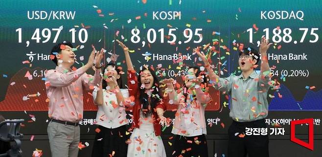 코스피 지수가 사상 첫 장중 8000선을 돌파한 지난 15일 서울 중구 하나은행 딜링룸에서 직원들이 이를 축하하고 있다. 2026.5.15 강진형 기자