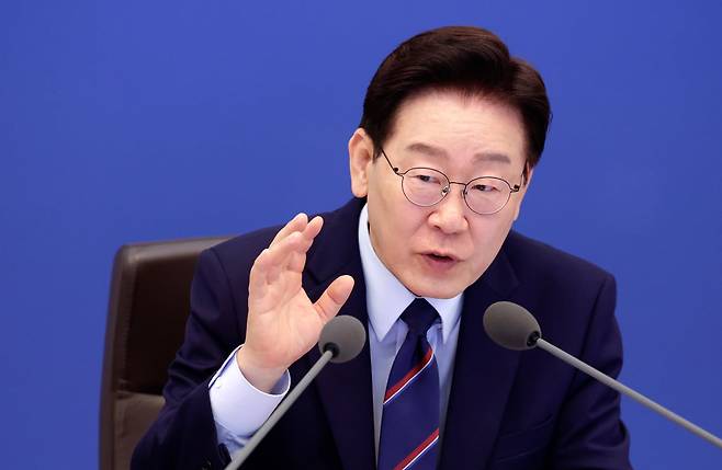 이재명 대통령이 지난 12일 청와대에서 열린 국무회의 겸 비상경제점검회의에서 발언하고 있다. 이 대통령은 이 자리에서 ‘상품권 사채’ 문제를 거론했다. /연합뉴스