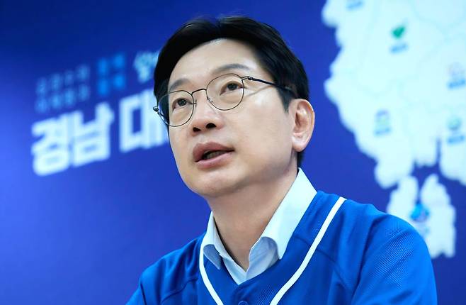 김경수 더불어민주당 경남지사 후보가 인터뷰를 하고 있다./김경수 캠프