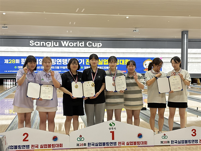 제28회 전국실업볼링대회 여자 일반부 2인조전에서 우승한 대전시청 이소희-정다운(왼쪽에서 3·4번째) 조가 시상식 후 기념촬영을 하고 있다. 대전시체육회 제공