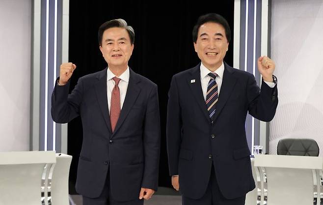 6·3 지방선거에 나선 더불어민주당 박수현 충남지사 후보(오른쪽)와 국민의힘 김태흠 충남지사 후보가 지난 17일 오후 대전 서구 만년동 KBS 대전방송총국에서 열린 후보 토론회에 참석하고 있다. ⓒ연합뉴스