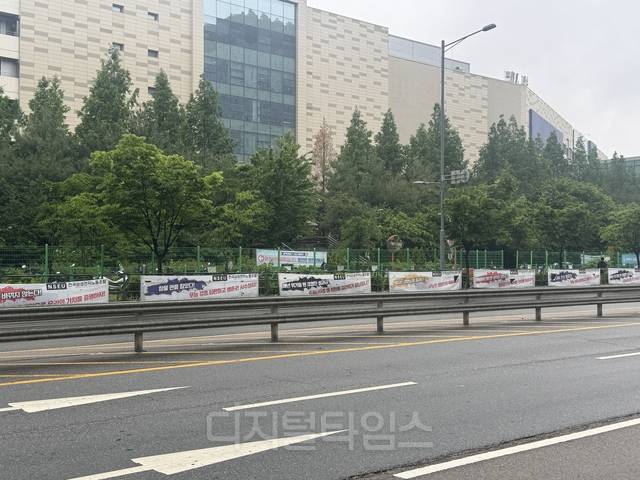 경기 평택 삼성 평택캠퍼스 앞에 지난 4월 부착됐던 노조의 선전물이 붙어 있다.
