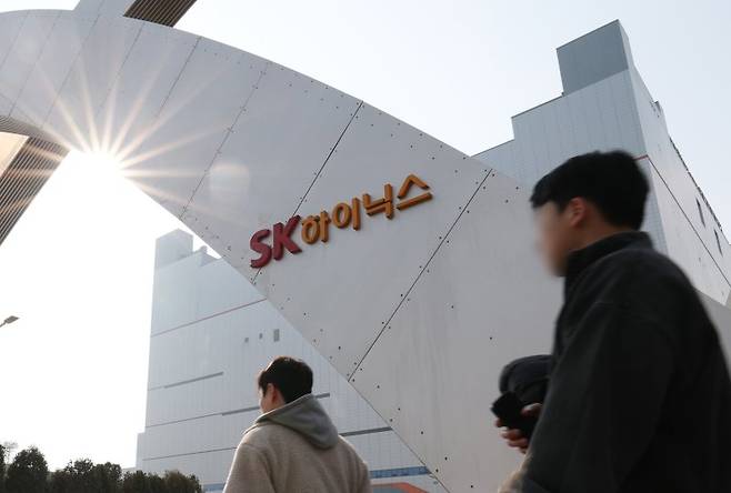 SK하이닉스가 고대역폭메모리(HBM) 중심 폭발적 실적 성장과 메모리 수급 불균형 장기화로 추가 리레이팅 구간에 진입했다는 분석이 나왔다.