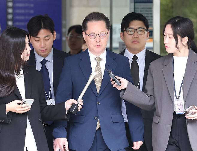 12·3 비상계엄과 관련해 내란선전 혐의를 받는 이은우 전 한국정책방송원(KTV) 원장(가운데)이 21일 서울 서초구 서울중앙지법에서 열린 구속전피의자심문(영장실질심사)을 마치고 나오며 취재진의 질문을 받고 있다.