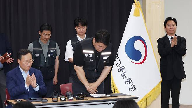 최승호 삼성그룹 초기업노동조합 삼성전자지부 위원장이 20일 경기 수원시 장안구 경기고용노동청에서 열린 삼성전자 임금 협상을 마친 후 기자회견장에 나와 고개 숙여 인사하고 있다. 뉴스1