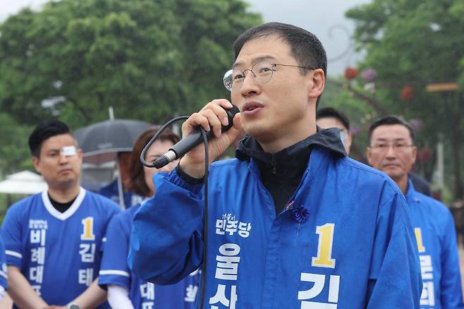 6·3 지방선거 공식 선거운동 첫날인 21일 오전 울산 중구 태화강 국가정원에서 더불어민주당 김상욱 울산시장 후보가 지지를 호소하고 있다. 연합뉴스