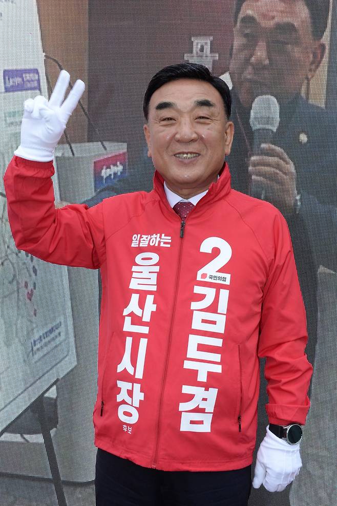 제9회 전국동시지방선거 공식 선거운동 첫날인 21일 김두겸 국민의힘 울산시장 후보가 남구 공업탑로터리에서 출근길 시민들에게 인사하며 지지를 호소하고 있다. 뉴시스