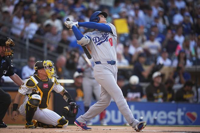 <yonhap photo-3694=""> Los Angeles Dodgers' Shohei Ohtani watches his home run during the first inning of a baseball game against the San Diego Padres Wednesday, May 20, 2026, in San Diego. (AP Photo/Gregory Bull)/2026-05-21 09:56:41/ <저작권자 ⓒ 1980~2026 ㈜연합뉴스. 무단 전재 재배포 금지, AI 학습 및 활용 금지></yonhap>