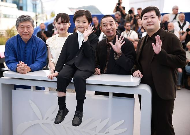 영화 '상자 속의 양' 고레에다 히로카즈 감독(맨 왼쪽부터)과 주연 배우들이 17일(현지 시간) 프랑스 칸에서 열리고 있는 제79회 칸국제영화제에서 외신들의 카메라 앞에 섰다. EPA=연합뉴스