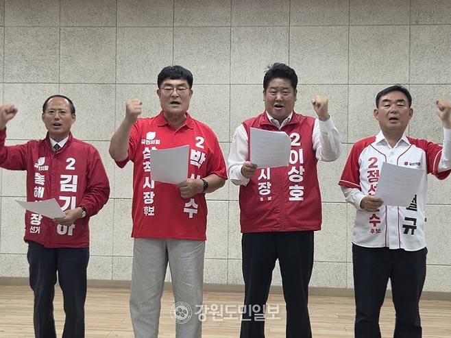 ▲ 국민의힘 강원남동권 시장·군수후보는 20일 태백시청 대회의실에서 공동 기자회견을 열어 더불어민주당 우상호 도지사 후보가 제시한 강호축 철도망 공약을 강력히 비판했다. 사진 왼쪽부터 김기하 동해시장 후보·박상수 삼척시장 후보·이상호 태백시장 후보·최철규 정선군수 후보. 박창현 기자