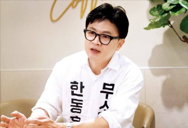 부산 북구갑 국회의원 보궐선거에 출마한 한동훈 무소속 후보가 20일 부산 북구의 한 카페에서 한국경제신문과 인터뷰하고 있다. /이슬기 기자