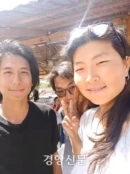 지난 12일 민간 선박을 타고 가자 지구를 향해 항해하는 해초(김아현), 이승준, 김동현씨가 튀르키예 인근의 한 섬에 정박해 경향신문과 줌으로 인터뷰를 진행하고 있다. 박채연 기자