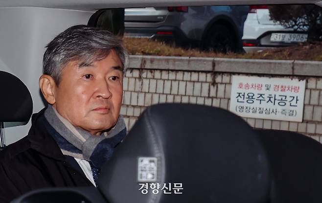 조태용 전 국가정보원장이 지난해 11월11일 서울 서초구 서울중앙지방법원에서 구속 전 피의자 심문을 마치고 청사를 빠져나가고 있다. 조 전 원장은 이날 구속됐다. 이준헌 기자