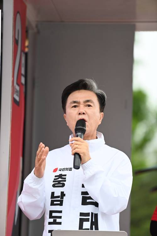 김태흠 국민의힘 충남지사 후보가 21일 천안시청 인근에서 열린 합동 출정식에서 발언을 하고 있다. 김태흠 후보 측 제공