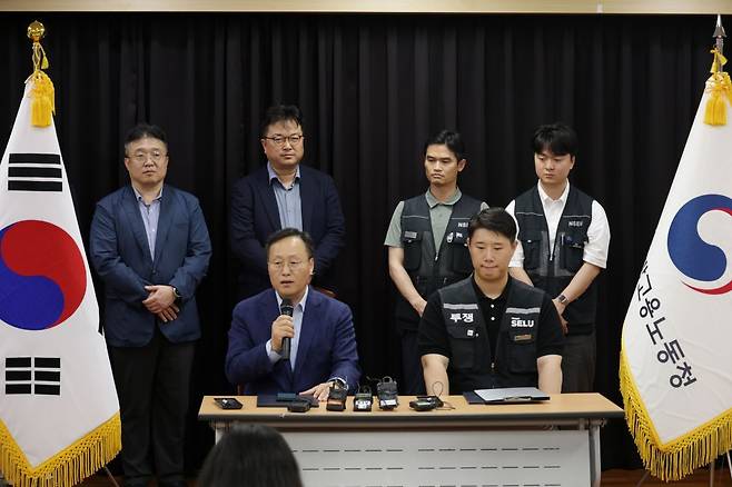 20일 경기도 수원 장안구 경기고용노동청에서 열린 삼성전자 임금협상을 마친 후 여명구 삼성전자 DS 부문 피플팀장과 최승호 삼성그룹 초기업노동조합 삼성전자지부 위원장이 잠정 합의안에 서명한 후 기자회견을 하고 있다. 공동취재, 연합뉴스