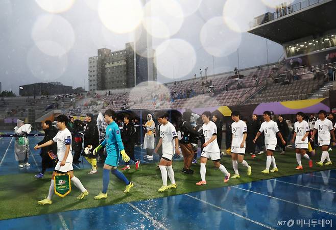 (수원=뉴스1) 김민지 기자 = 20일 오후 경기 수원시 수원종합운동장에서 열린 2025-26 아시아축구연맹(AFC) 여자 챔피언스리그(AWCL) 4강전 수원FC 위민과 북한 내고향여자축구단 경기에서 선수들이 입장하고 있다. 2026.5.20/뉴스1 Copyright (C) 뉴스1. All rights reserved. 무단 전재 및 재배포, AI학습 이용 금지.