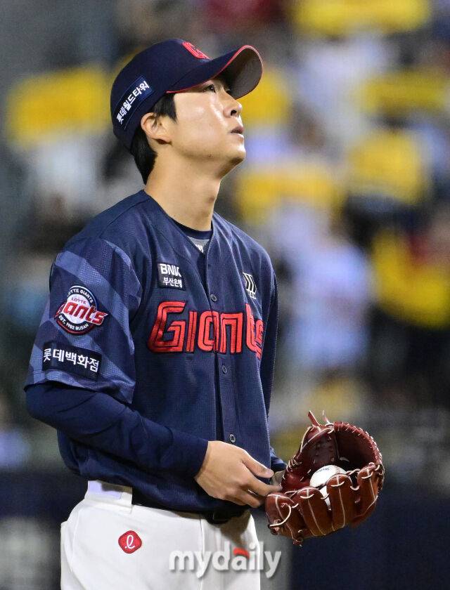 2026년 4월 16일 오후 서울 잠실구장에서 열린 '2026 신한 SOL KBO리그' 롯데 자이언츠와 LG 트윈스의 경기. 롯데 쿄야마가 8회말 구원등판해 투구를 준비하고 있다./마이데일리
