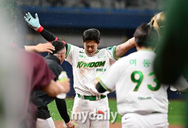 2026년 5월 20일 오후 서울 고척스카이돔에서 열린 '2026 신한 SOL KBO리그' SSG 랜더스와 키움 히어로즈의 경기. 키움 김웅빈이 9회말 2사 1.2루서 끝내기 안타로 6-5로 승리한 뒤 기뻐하고 있다./고척=유진형 기자