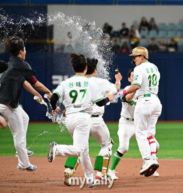 2026년 5월 20일 오후 서울 고척스카이돔에서 열린 '2026 신한 SOL KBO리그' SSG 랜더스와 키움 히어로즈의 경기. 키움 김웅빈이 9회말 2사 1.2루서 끝내기 안타로 6-5로 승리한 뒤 기뻐하고 있다./고척=유진형 기자
