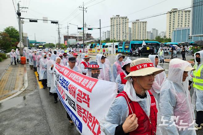 한국노총 강원지역버스노조 춘천시민버스지부 조합원 200여 명은 21일 오전 9시부터 춘천 동면 시민버스 차고지에서 총파업 집회를 열고 춘천시청까지 행진 시위를 벌였다. 구본호 기자