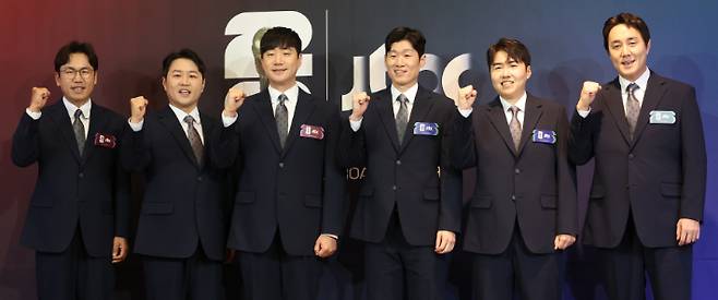 21일 서울 중구 앰배서더 서울 풀만에서 열린 JTBC '2026 FIFA 북중미 월드컵' 기자간담회에서 참석자들이 포즈를 취하고 있다. 왼쪽부터 이광용ㆍ정용검ㆍ배성재 캐스터, 박지성ㆍ 김환ㆍ이주헌 해설위원이 포즈를 취하고 있다. 연합뉴스