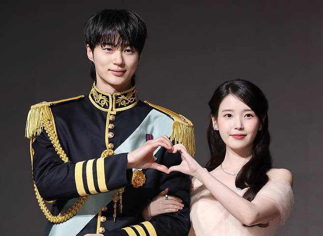 MBC 금토드라마 ‘21세기 대군부인’에서 이안대군과 성희주 역으로 호흡을 맞춘 배우 변우석(왼쪽)과 가수 겸 배우 아이유가 제작발표회에서 손하트를 만들어 보이고 있다. 연합뉴스