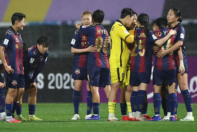 수원FC 위민 선수들이 20일 수원종합운동장에서 열린 북한 내고향여자축구단과 2025~2026 아시아축구연맹(AFC) 여자 챔피언스리그 4강전에서 패한 뒤 아쉬워하고 있다. 수원 | 연합뉴스