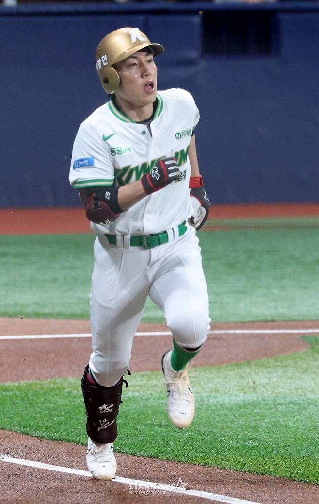 2026 신한 SOL KBO리그 키움 히어로즈 대 SSG 랜더스 경기가 20일 서울 고척스카이돔에서 열렸다. 키움 서건창이 1회말 무사에서 내야땅볼을 날리고 질주하고 있다. 서건창은 SSG 1루수 실책으로 출루했다. /사진=김진경 kim.jinkyung@